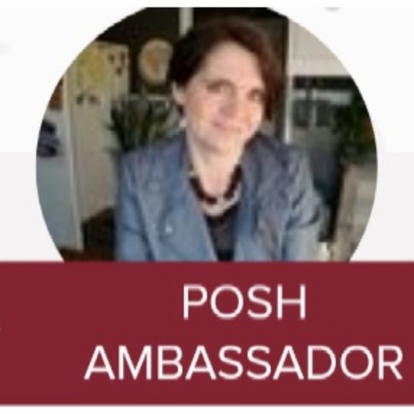 Meet Your Posher, Robyn - Picture 4 of 4